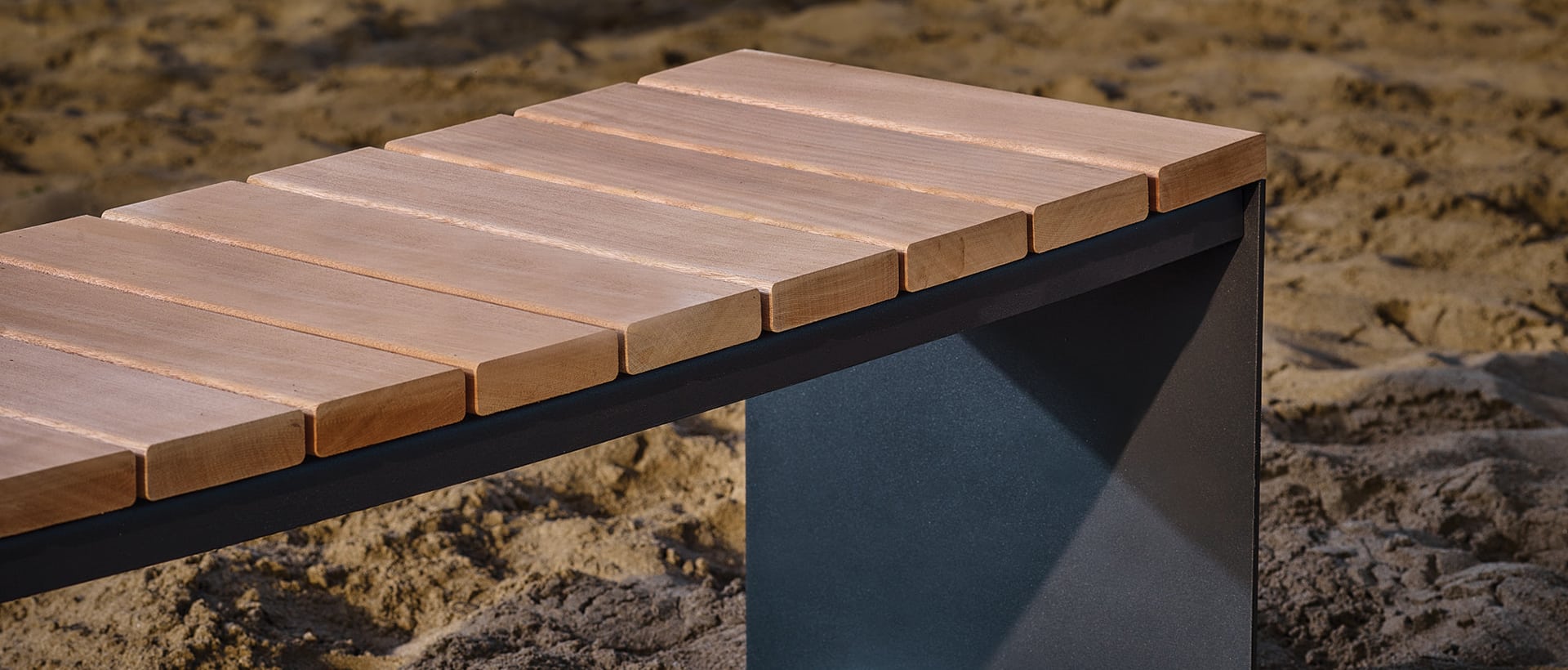 bois exotique banc public MANTA