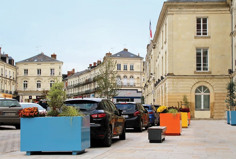 Colored planter; CYRIA manufacturer of urban furniture