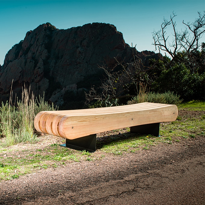 Öffentliche Bank aus Holz, ideal für die Gestaltung von Grünflächen, hergestellt von CYRIA, Spezialist für Outdoor-Möbel für Kommunen.