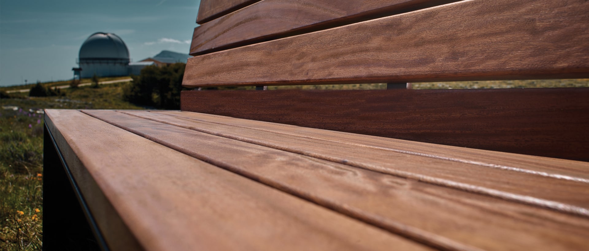 Banc public en bois ABSOLUT fabriqué par Cyria