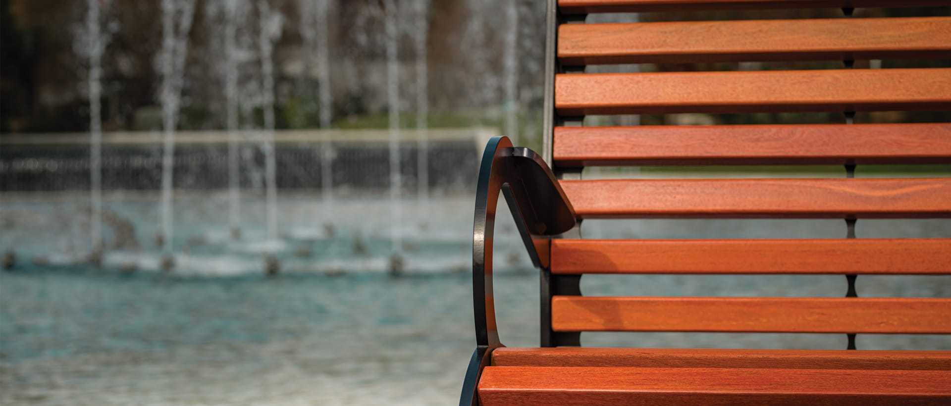 Chaise urbaine bois métal CYRIA