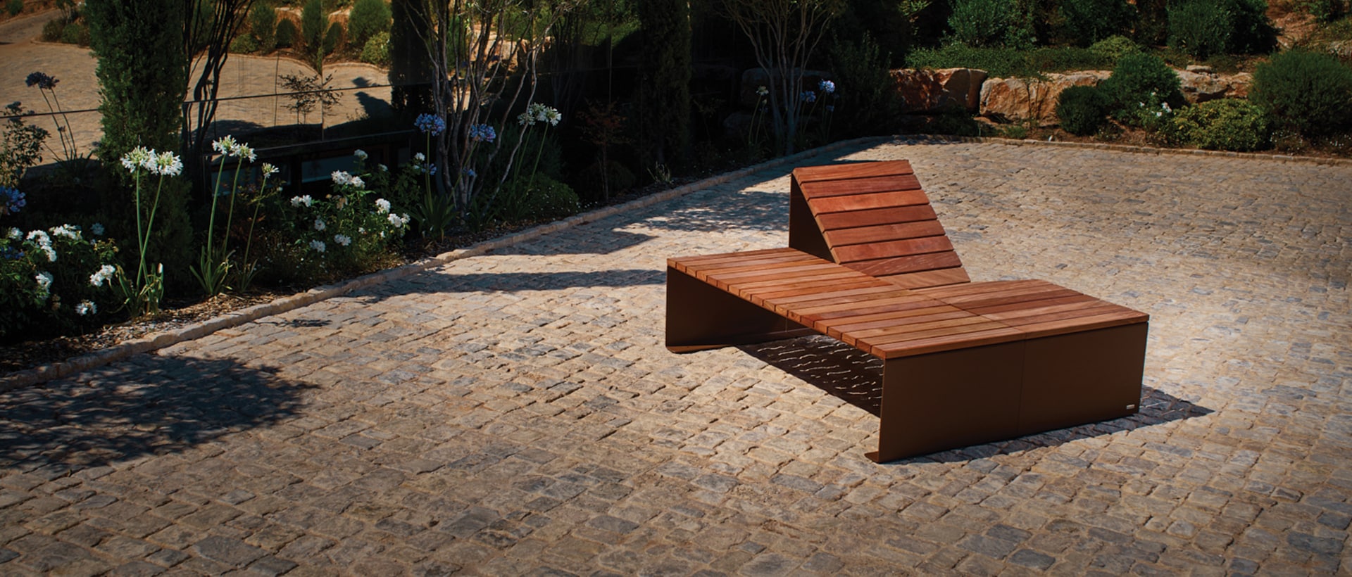 Linéaire de chaise longue ABSOLUT en acier thermolaqué et bois exotiques FSC fabriqué par CYRIA fabricant français de mobilier urbain