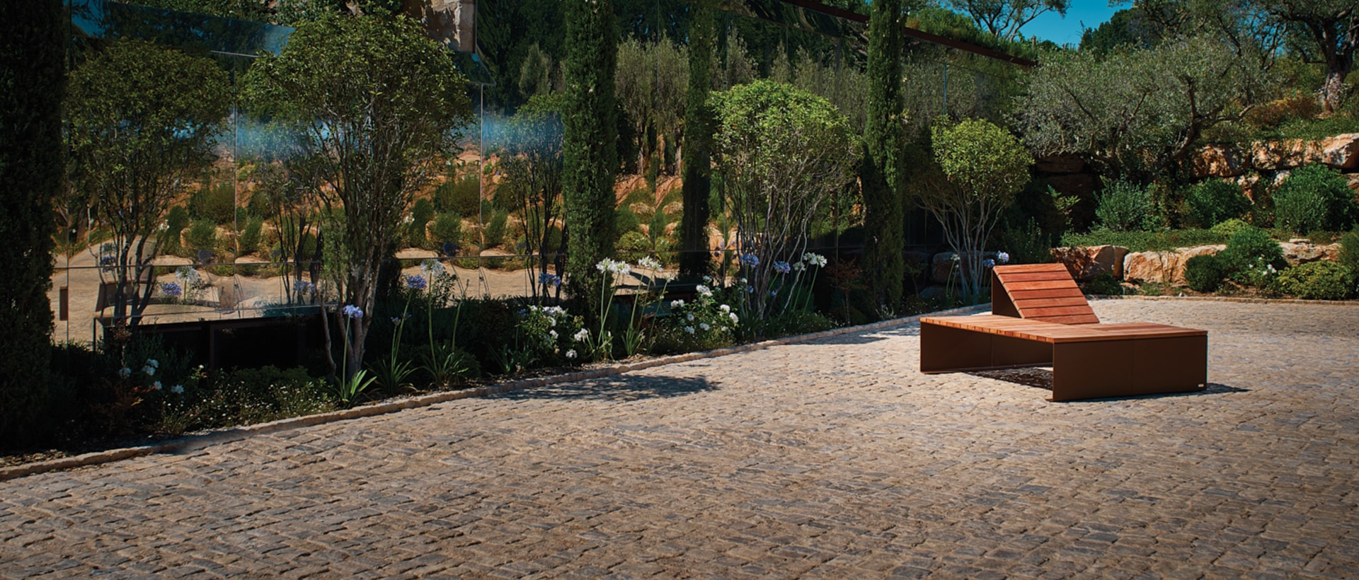 Bain de soleil modulaire ABSOLUT pour espace public en acier et bois éco-conçu par CYRIA fabricant de mobilier urbain