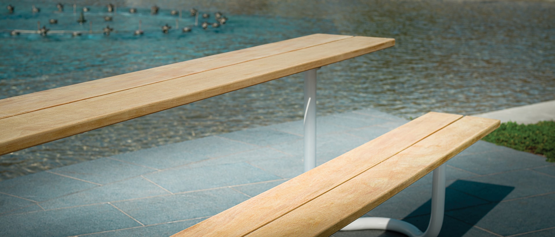 Table de pique-nique en tube d'acier fabriqué par CYRIA concepteur de mobilier urbain design pour espace collectif et aménagement public