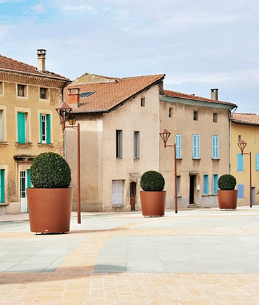 Grande jardinière urbaine en métal