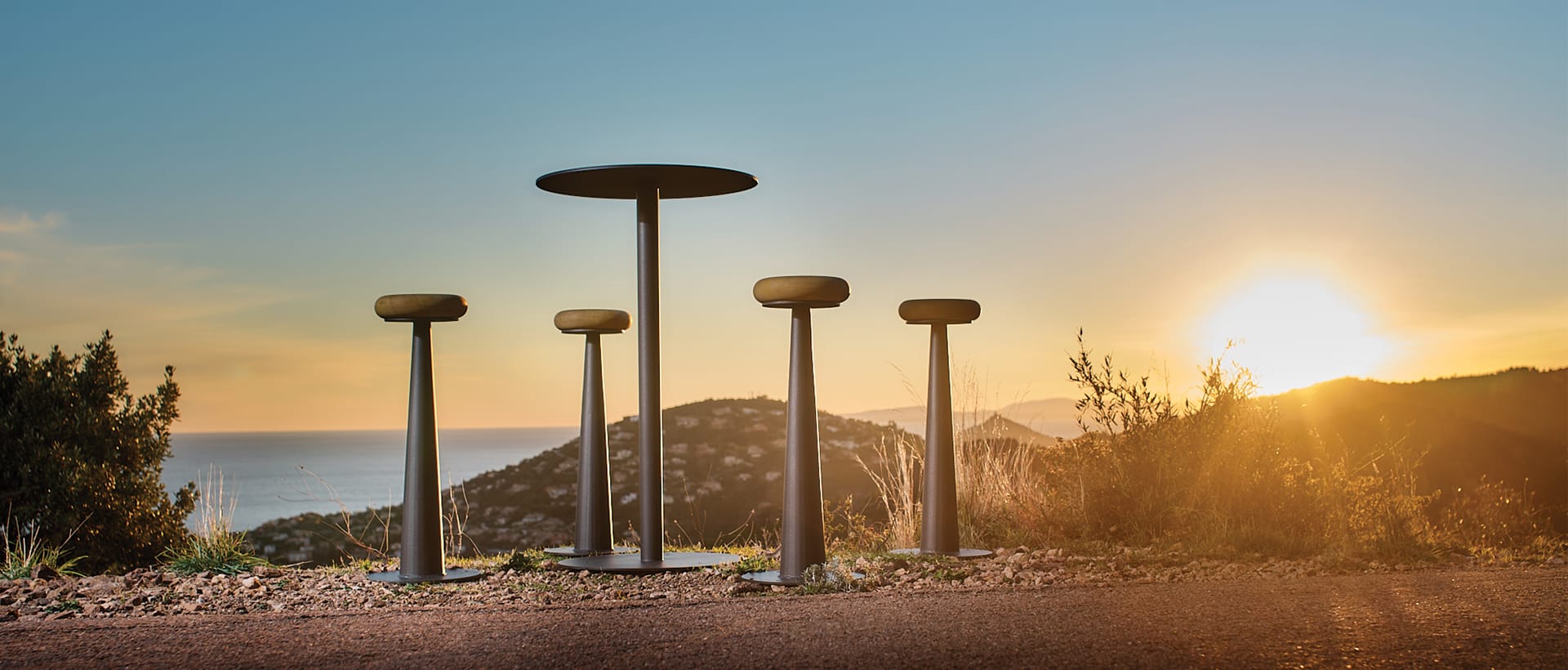 Table en acier thermolaqué de forme ronde fabriqué par CYRIA concepteur de mobilier urbain design pour les collectivités et espaces publics
