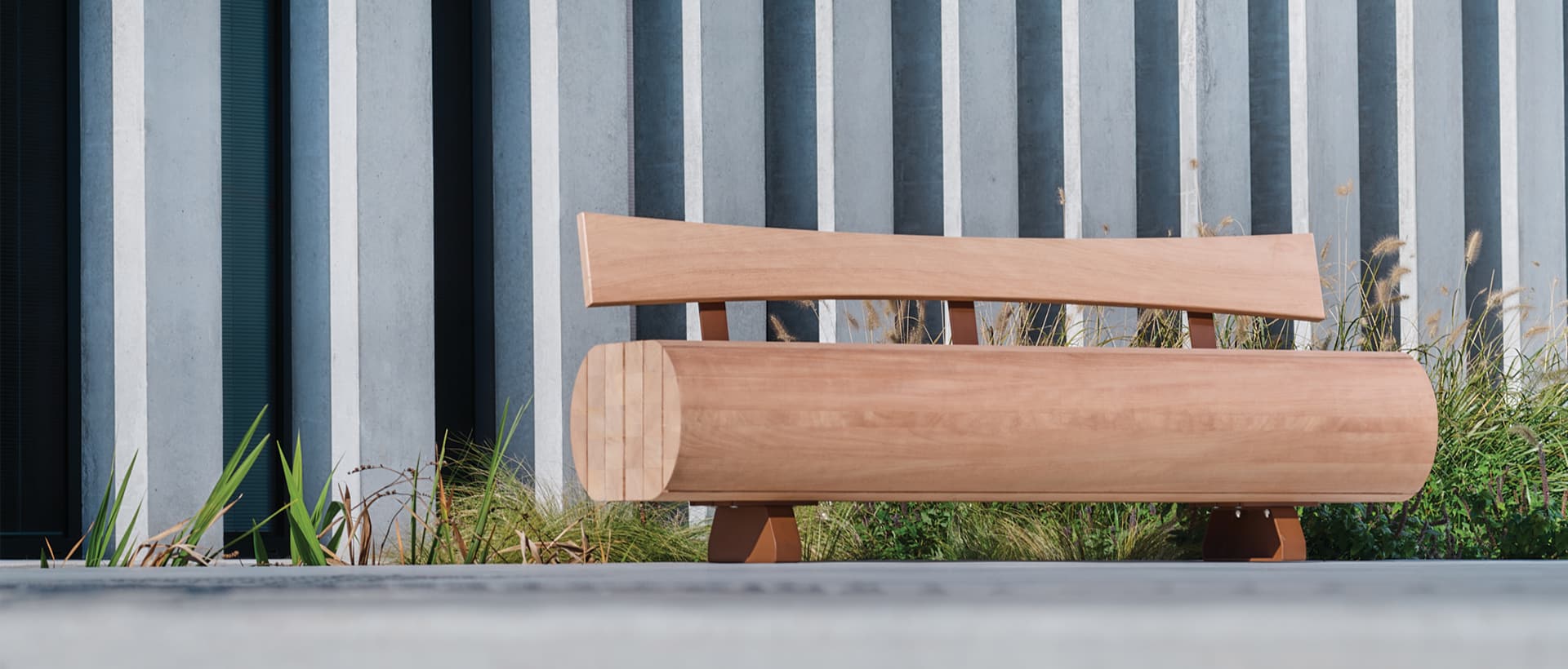 Banc en bois pour l'aménagement d'espace extérieur