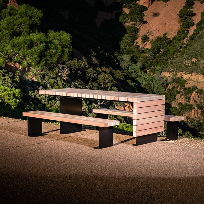 Mesa de picnic PMR de madera FSC fabricada por CYRIA para facilitar la interacción social y reunir a los habitantes de la ciudad para comer al aire libre.