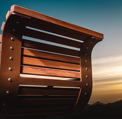 L'élégance des lattes de bois de petites sections assure une assise confortable de la chaise de ville ABSOLUT réalisée par CYRIA