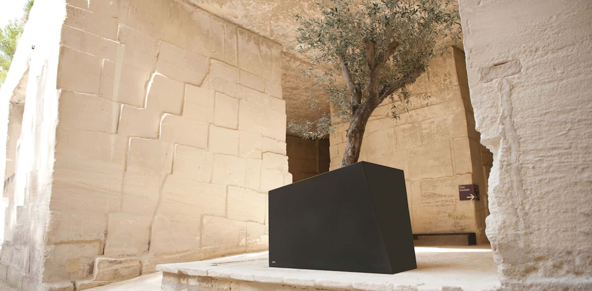 Bac orangerie en métal DEGRE9 pour le fleurissement des villes et de l'espace public par CYRIA fabricant de mobilier urbain