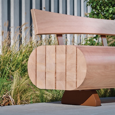Banco de madera tratada MIGRATION, ideal para ajardinar espacios verdes, diseñado por CYRIA, expertos en equipamientos públicos para colectividades.