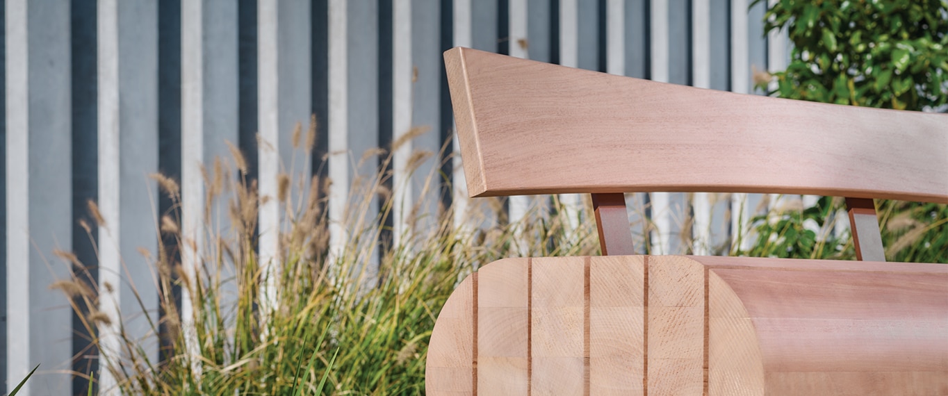 Banco público con respaldo de acero y madera exótica ligera FSC para ciudades sostenibles por el diseñador de mobiliario urbano CYRIA