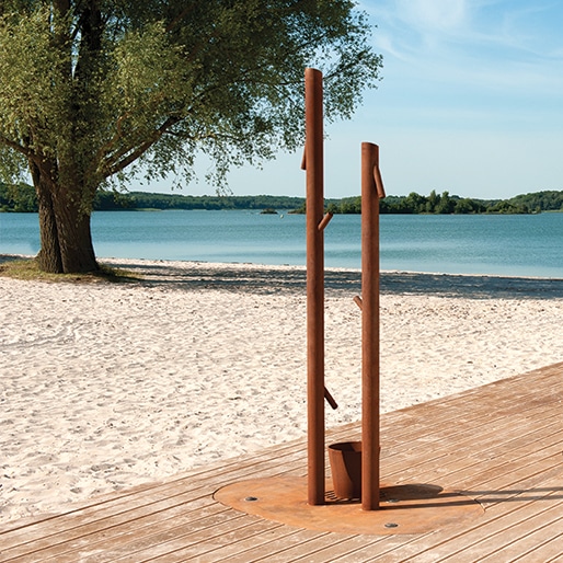 Eine Stranddusche aus Stahl oder Cortenstahl ist an Meeresufern, am Strand und in Freizeitzentren unverzichtbar, garantiert das Wohlbefinden der Benutzer und verschönert den öffentlichen Raum.