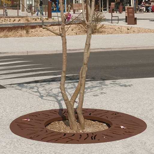Um in der Stadt gepflanzte Bäume zu schützen und die Begrünung der Innenstädte zu fördern, schützen Sie sie mit einem Baumgitter, einer Baumumrandung oder einem Korsett aus Cyria-Stahl.