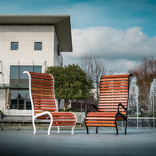 Schaffen Sie gesellige urbane Wohnzimmer und verbessern Sie das Lebensumfeld Ihrer Stadtbewohner mit den urbanen Stühlen und Sesseln aus Holz und Stahl des Design-Stadtmöbelherstellers Cyria.