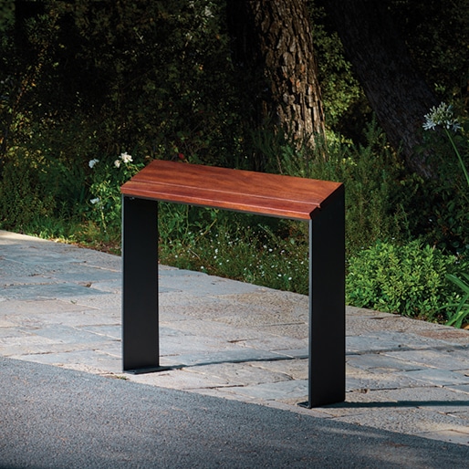 An emblematic piece of street furniture in dynamic city centers, the PYSA sit-stand offers users a moment's rest in our designer bus and smoking shelters.