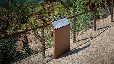 Cyria designs and manufactures street furniture and outdoor signage to inform and enhance the city: information totems, tourist information desks, orientation tables, etc.