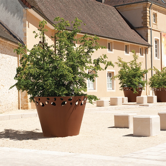 Jardinera redonda grande de metal con recubrimiento en polvo GREEN PALACIO diseñada por CYRIA, fabricante de mobiliario urbano