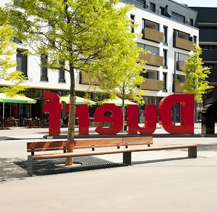 Aménagement au Luxembourg avec le banc public modulaire bois PYSA par le fabricant de mobilier urbain CYRIA