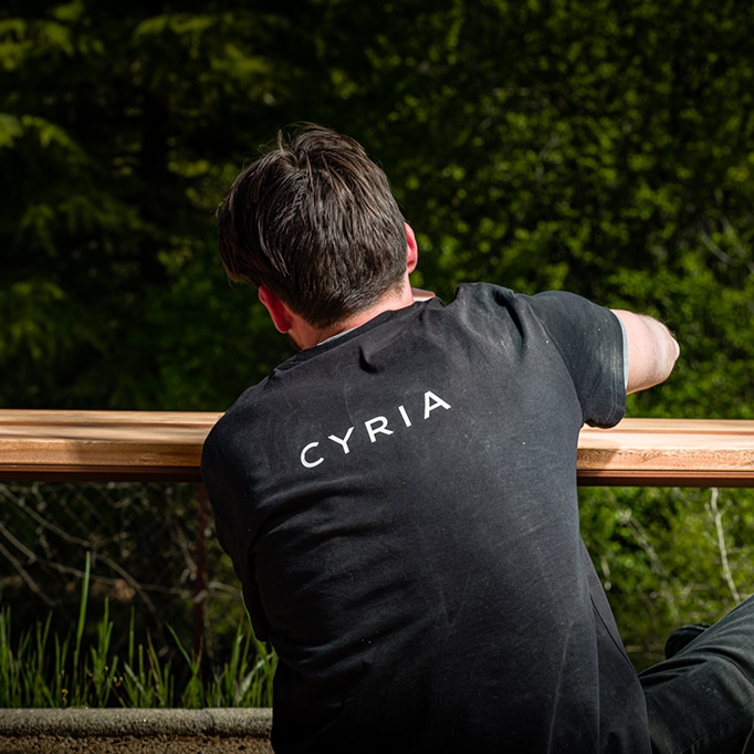 Mise en place sur chantier du banc public bois et métal PYSA par les équipes du fabricant de mobilier urbain CYRIA
