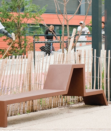 Banc public, mobilier urbain moderne