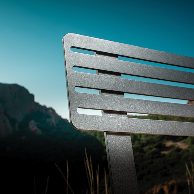 Zoom in on the galvanized and powder-coated metal backrest of the MANTA ergonomic bench designed by CYRIA, a manufacturer of public equipment