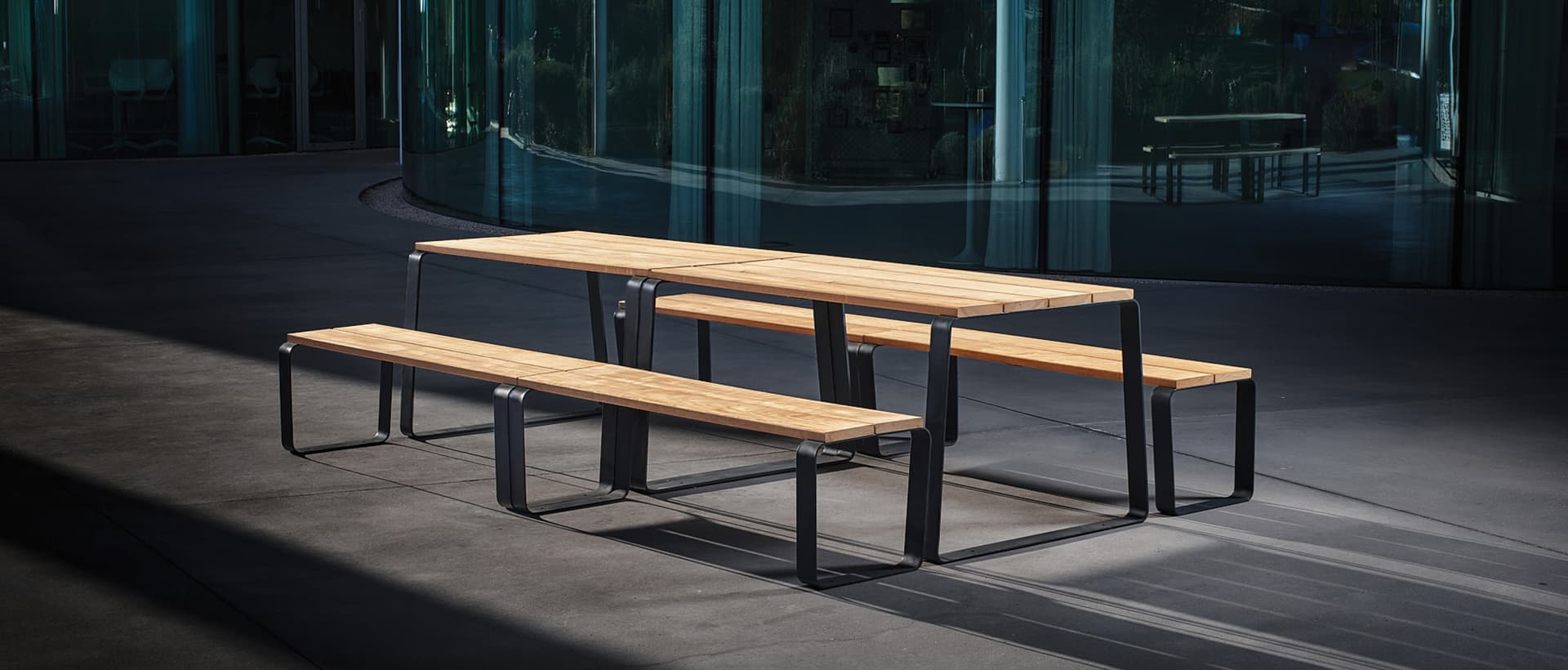 Tables et banquettes KAISEKI pour espace de pique-nique