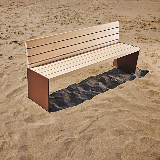 Banc ABSOLUT en bois européen et métal conçu par Cyria mobilier urbain design