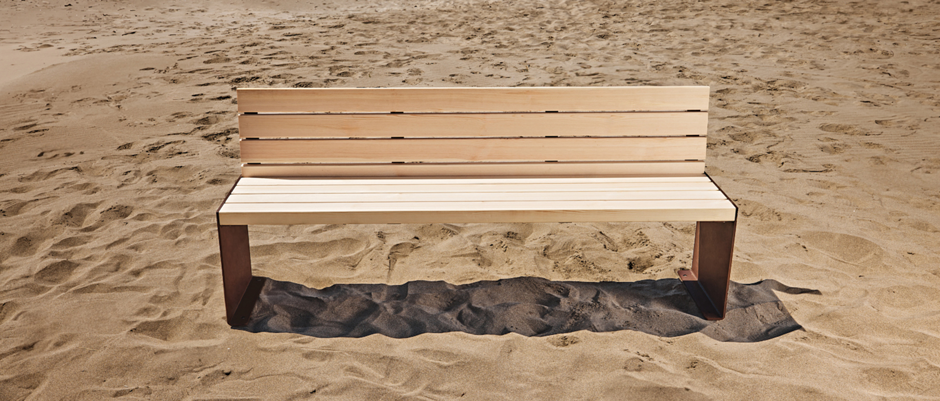 Banc robuste en lames de bois européen et acier galvanisé, collection ABSOLUT du fabricant de mobilier urbain Cyria