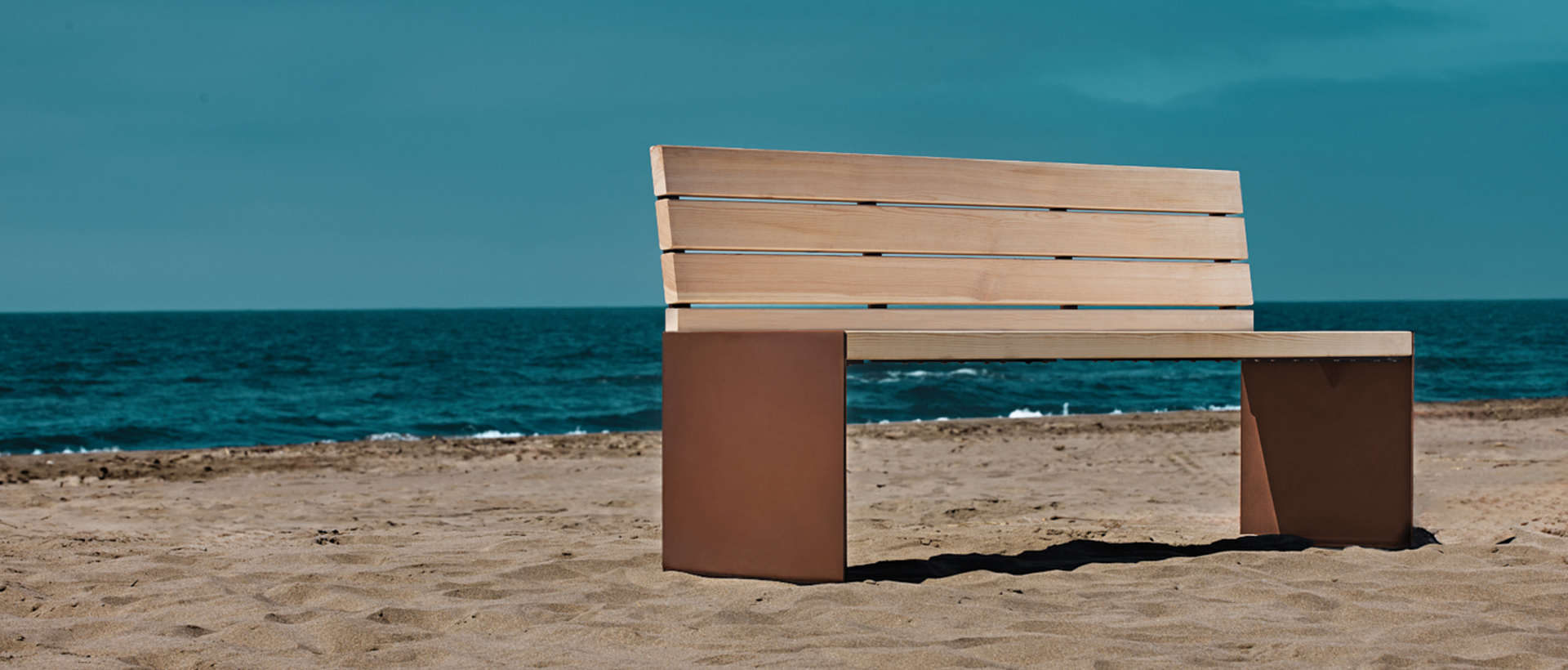 Banc en acier et bois de type mobilier urbain moderne et durable