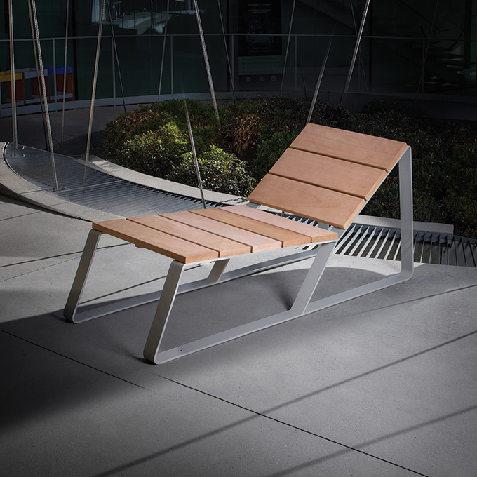 Chaise longue in acciaio e legno del produttore di arredo urbano di design Cyria