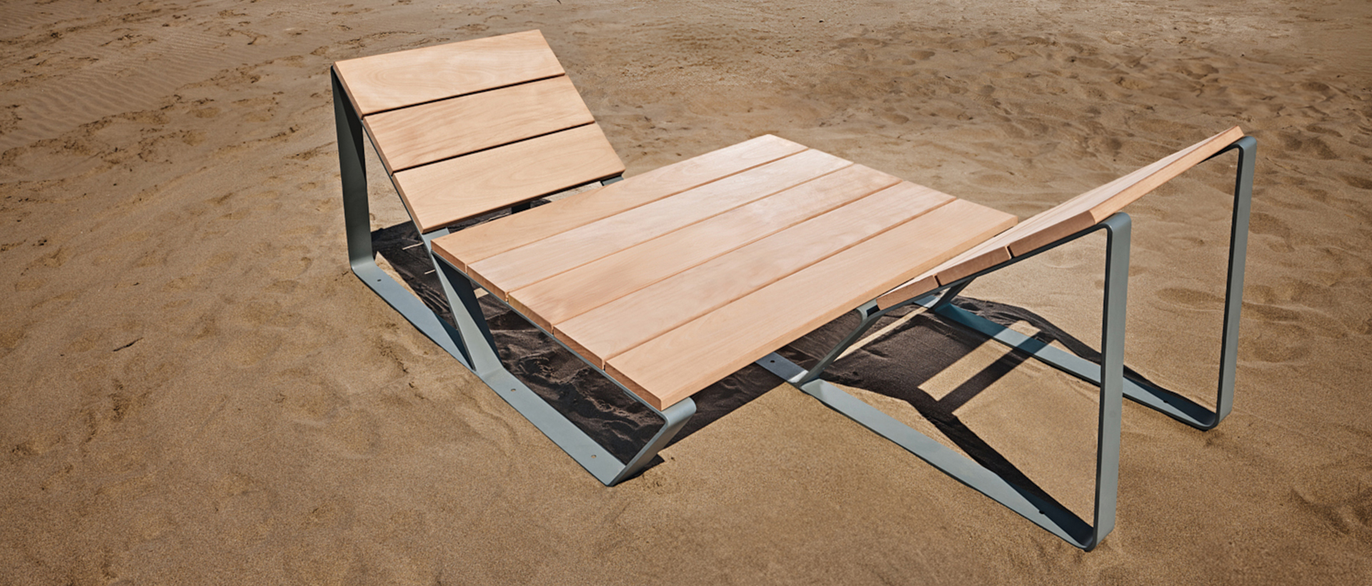 Gran chaise longue KAISEKI de Cyria mobiliario urbano, ideal para amueblar con elegancia grandes espacios públicos