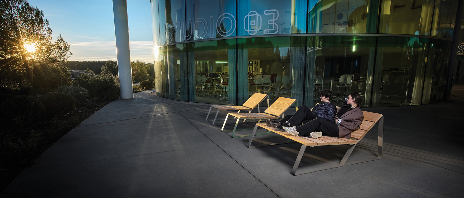 Chaise longue et grande chaise longue KAISEKI, mobilier urbain modulable et personnalisable Cyria
