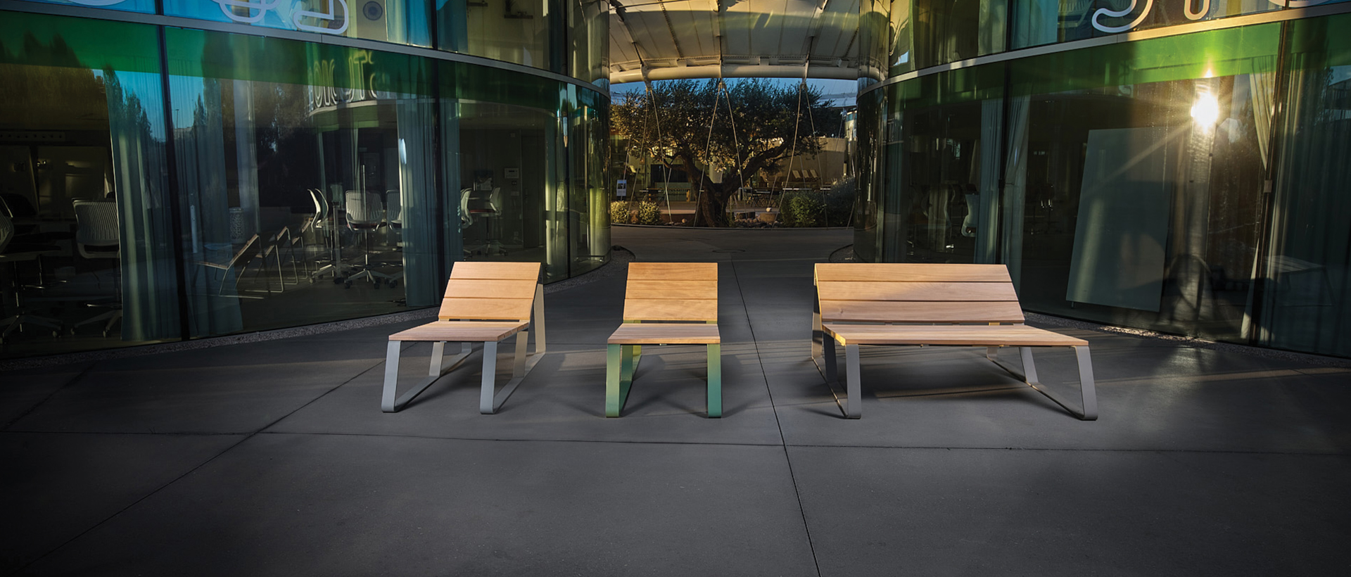 Chaises longues urbaines, disponibles en petite et grande taille, fabriquées par Cyria mobilier urbain
