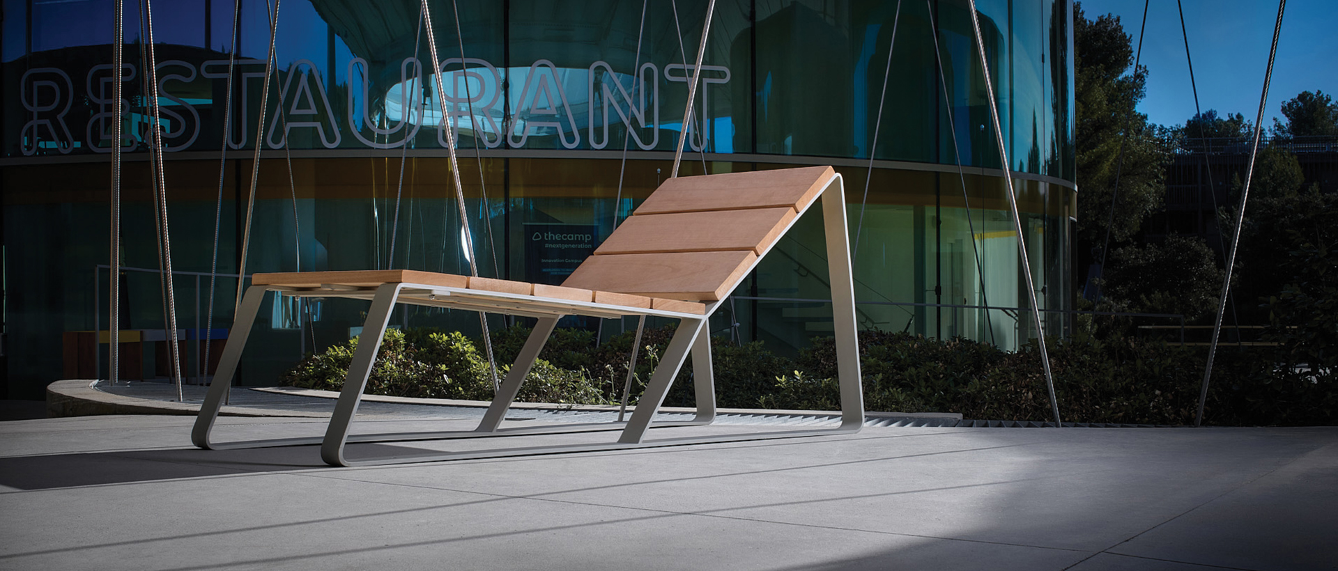 Chaise longue in acciaio e legno KAISEKI - Arredo urbano moderno e sostenibile