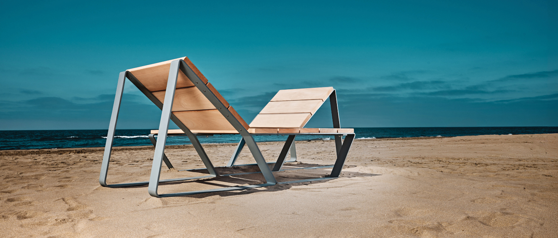 Chaise longue atornillable KAISEKI de Cyria, mobiliario urbano de confort y estilo contemporáneo