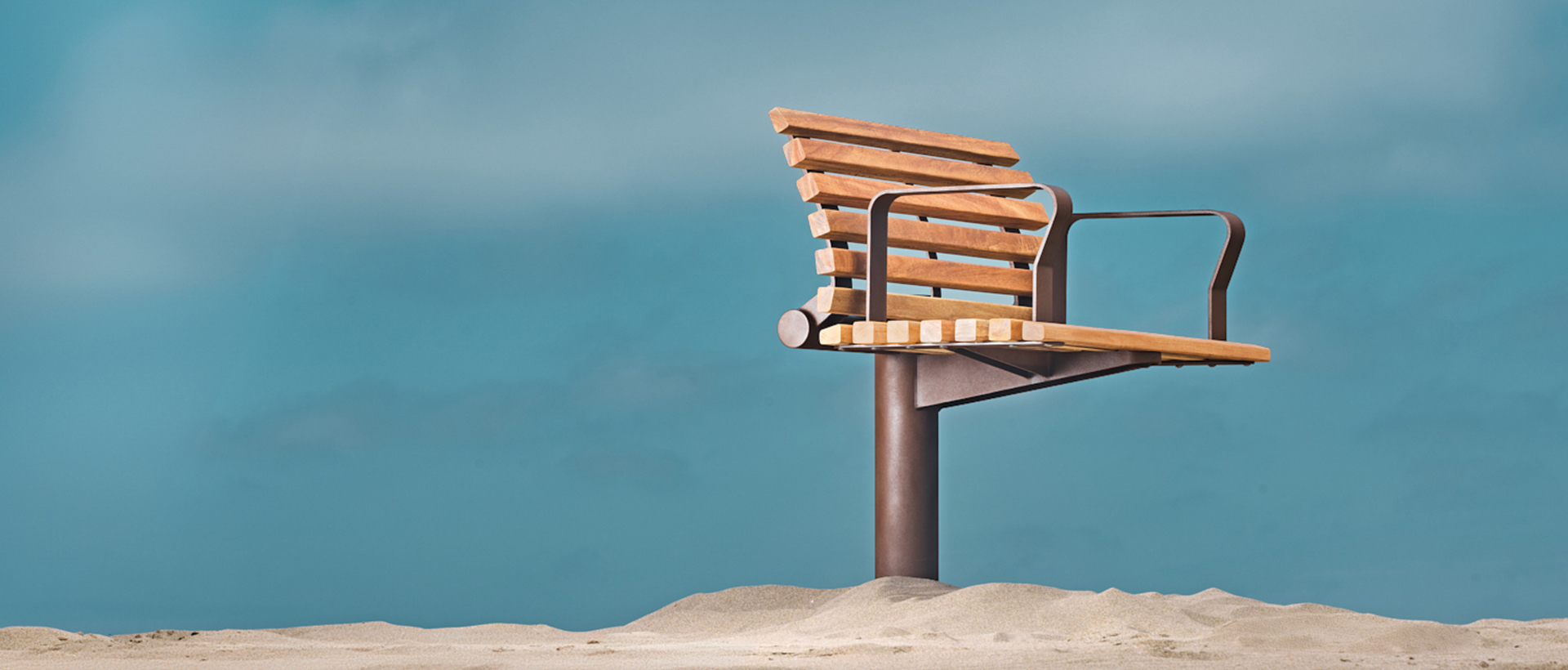 Fauteuil avec accoudoirs pour personnes agées, mobilier urbain ergonomique et PMR Cyria