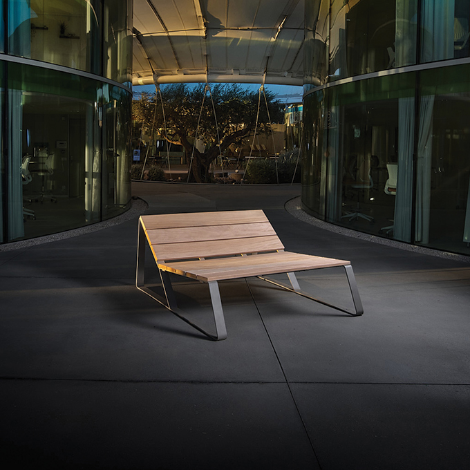 Grande chaise longue KAISEKI en acier et bois - Création de Cyria mobilier urbain