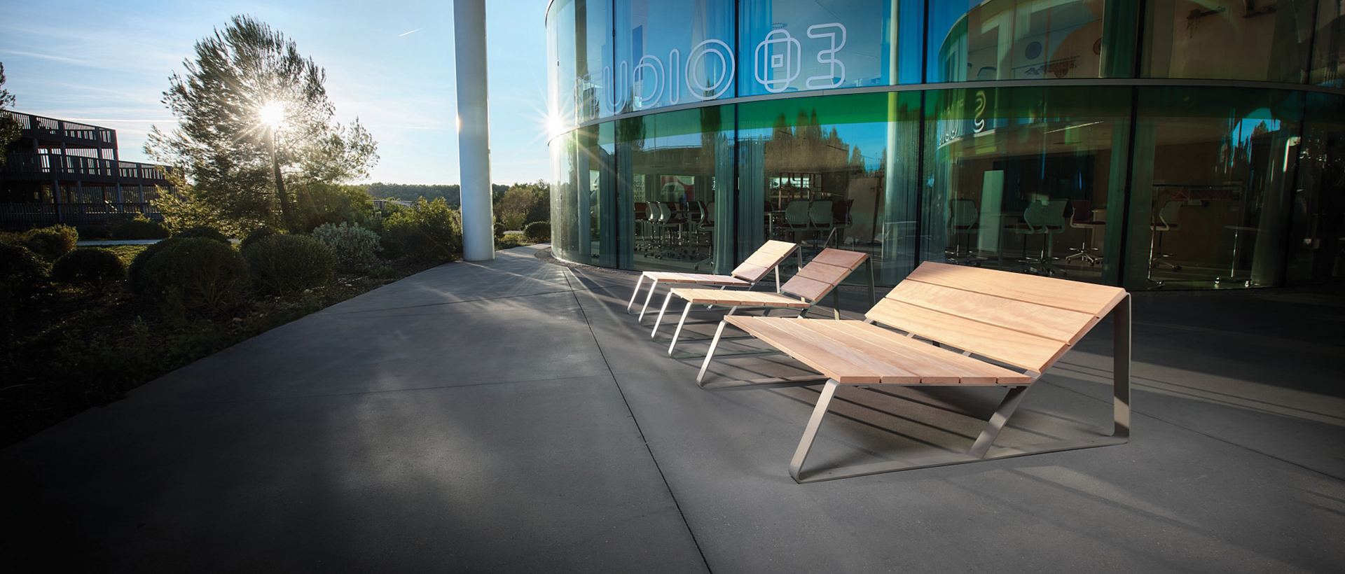 Chaise longue Kaiseki de Cyria, design en acier et bois pour aménagement urbain