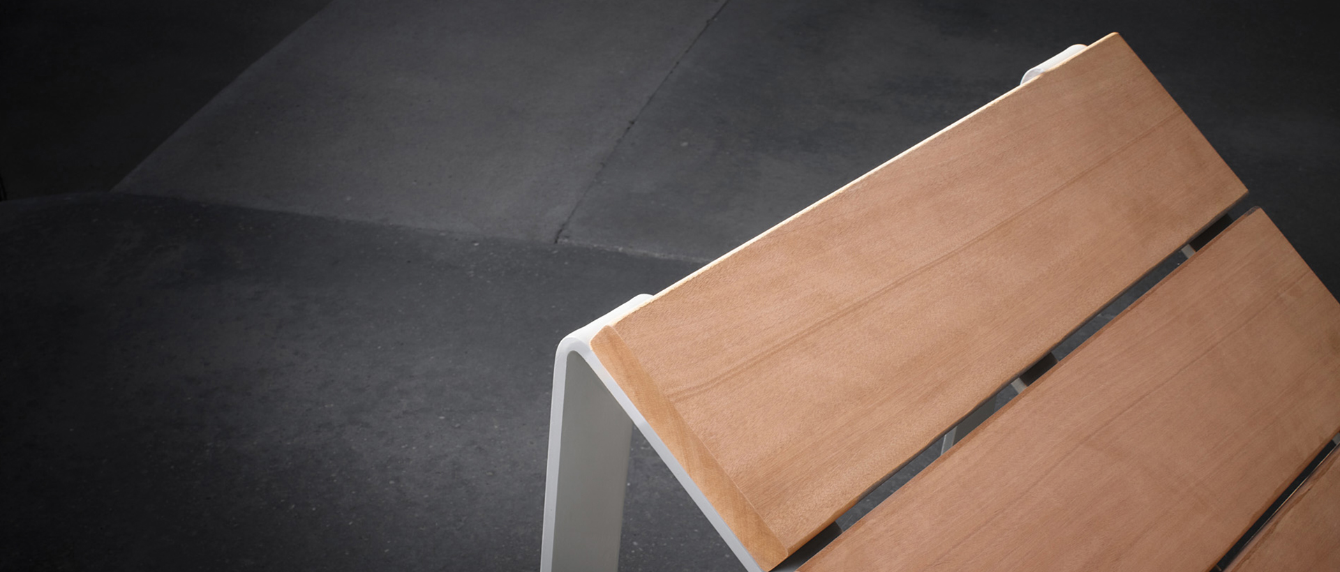 Dettaglio del legno di una sedia a sdraio KAISEKI del produttore francese di arredi urbani Cyria