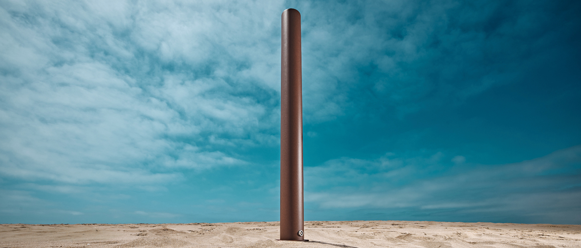 Potelet inox amovible avec clé de la collection TREMA du fabricant de mobilier urbain Cyria